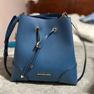 Im selling a brand new michael kors purse!